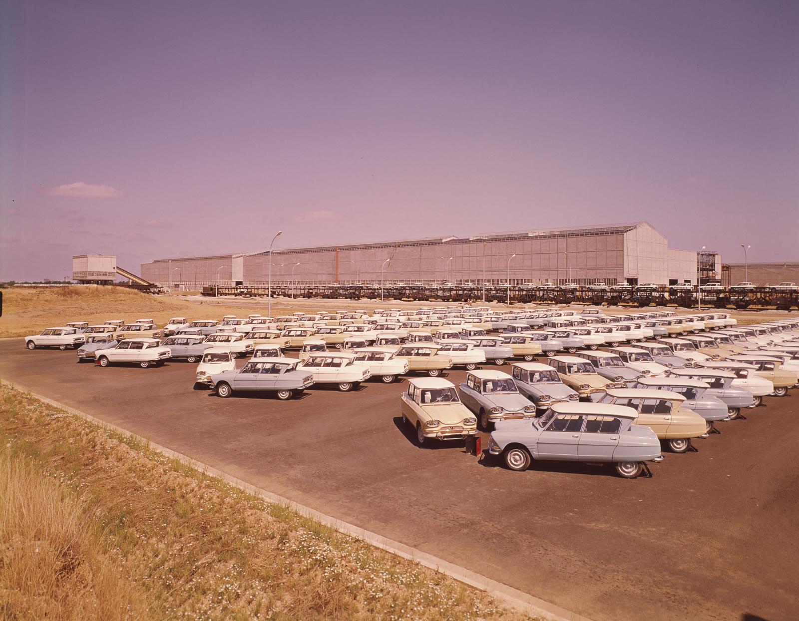 Parc de l'usine de Renne 1965 voitures en attente de départ par le train ou la route
