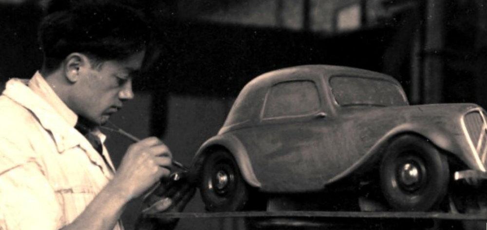 Flaminio Bertoni travaillant sur une maquette de la Traction 1934